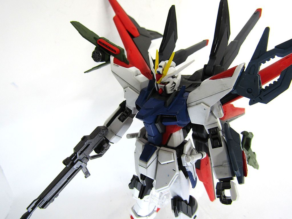 いかがでしたでしょうか？白以外は塗り直しています。サイドアーマーにアーマーシュナイダーを仕込みたかったですが、地味に長さが合わなかったので諦めました。延長して内蔵させたかったのですが。名前だけが先行していて、実際のデザインを見た時は気持ちはわかるが、これじゃない感がありましたが、作ってみるとパーフェクトストライクガンダム感があってこれはこれでいいなと感じるようになりました。発売と同時に買ったのに、モチベーションが足らず、作成するまで時間がかかってしまいました。かっこいいけど、背中がでかい！ので、保管が大変です。(;^_^A