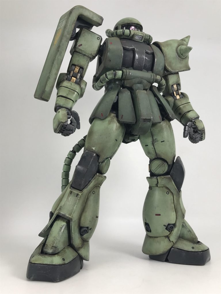 ヨメェ! ヨメェ!ライト 輝く(寝室のドアが開けられた)フラッシュバックに 奴の影