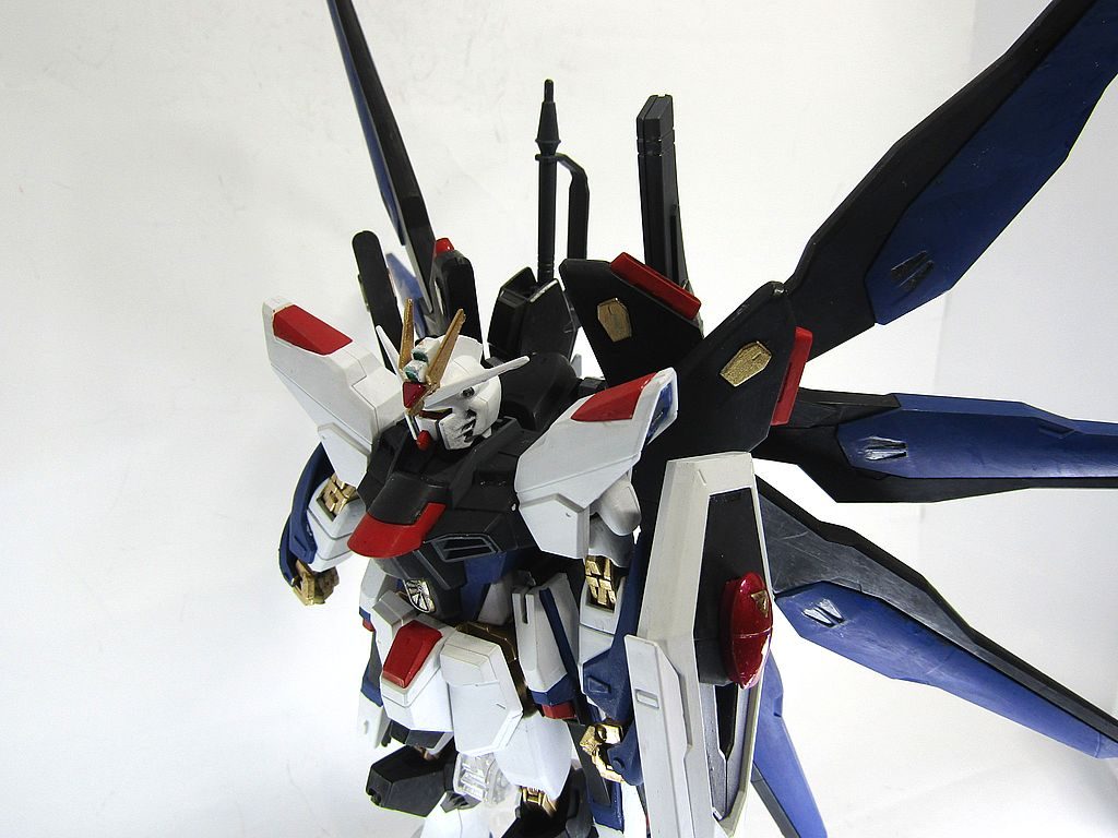 いかがでしたでしょうか?ガンダムパーフェクトストライクフリーダムはストライクフリーダムをパーフェクトストライクガンダム化したものですが、最初に想像したのはストライクフリーダムのパーフェクト化です。第2次連合・プラント大戦後、争いを止めるには抑止力が必要だと悟ったキラが、ストライクフリーダムに不足していた格闘戦闘能力及び対大型機決戦能力をディスティニーとインフィニットジャスティスを参考に強化した機体という設定です。光の翼はありませんが、ハイマットモードでキラならカバーできるのではと思います。バックパックはデスティニーで、翼を交換。腕は上腕部から下をデスティニーに。脚はいい接続が思いつかなかったので、まるまるインフィニットジャスティス。最後にインフィニットジャスティスのシールドというレシピです。翼部分の調整、上腕部の接続の加工、シールド接続部分の加工をしています。できれば劇場版上映までに完成させたかったです。劇場版は想像以上に機体性能のインフレがすさまじかったので。(;^_^A