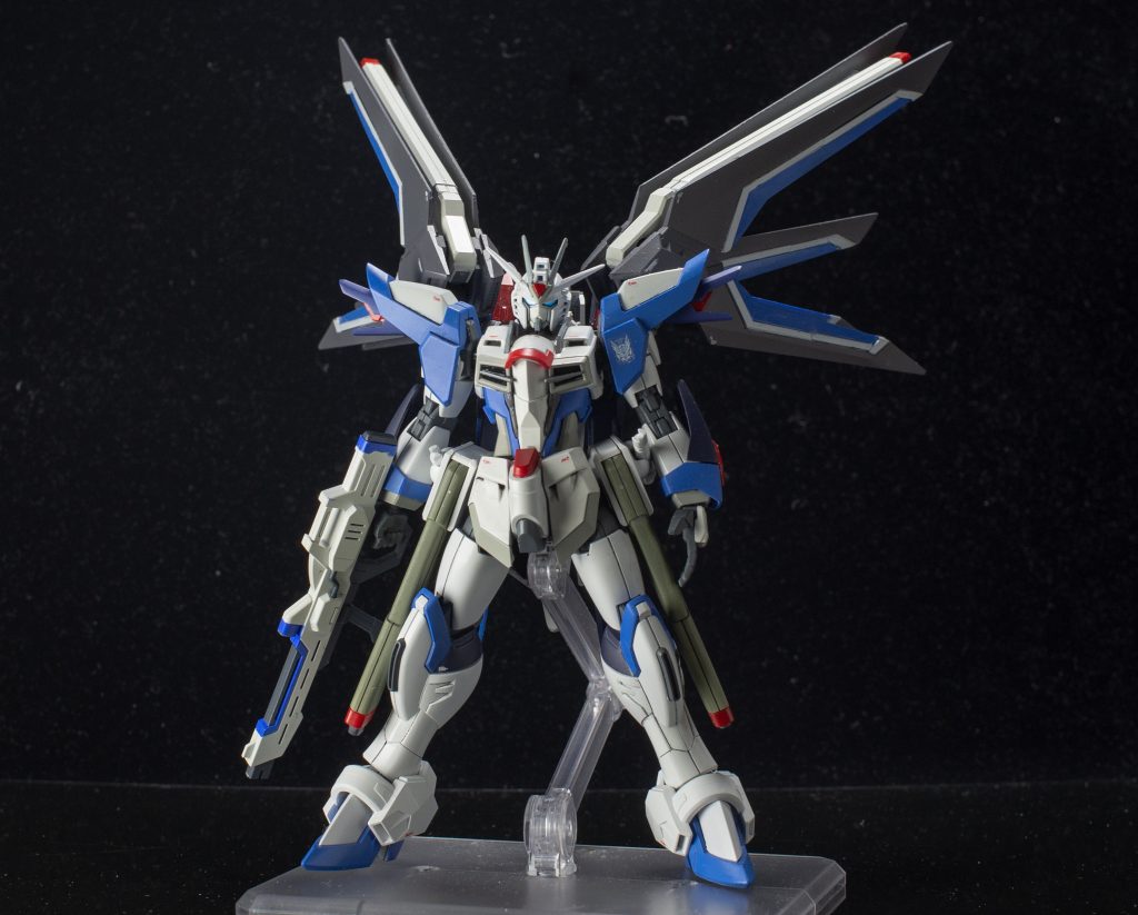 主役系のガンダムは、胸の色を白に変えると映えるという個人的な思い込みで白に変更、背中のウイングも濃い色だと重い印象だったので、パープルを混ぜたグレー系に変更しました
