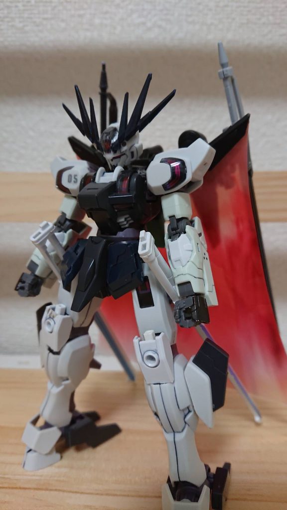 GXE‐3＋fs／Ss　ガンダムディア―ゼロソードシェイプE.E.の最高傑作機として設計されていたのがガンダムディア―ゼロである。しかし基地の大規模破壊により多くの部品が失われる。その為他機体からの流用がとても多い。インフィニスやディザスターのように武装を変えることで名称か変わる。近接戦闘に特化したのがソードシェイプである。武装はバックパックの右側にある大剣ディア―ビームソード、左側にある対艦剣アロンダイトネオ、バックパックから出るビームで形成されたビームマント、膝に備わっているディア―キャノン、スカート横に装備されている合体式対艦剣ディア―ホーリーソード、腕内部に収納されているバタフライエッジである