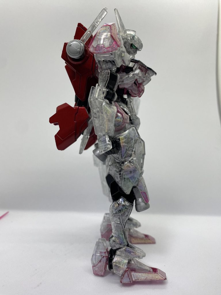 内部フレーム、バックパックなどクリアでないパーツはスプレー缶で塗ってます✌️クリア部分はコンパウンド粗目→細目→仕上げ目で磨いた後、クリアカラーはガンダムマーカー月光蝶、クリアピンクはトランザムホロレッドで塗りました💪