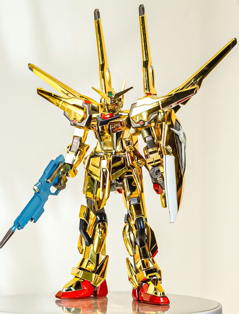 ご覧の通りの金ピカキット!金メッキ風ランナー以外を塗装すればいいかな…って思っていたらとんでもハップン!シールドをはじめ、諸々に塗り分けなきゃならないパーツがあって結局結構時間かかってしまいました…