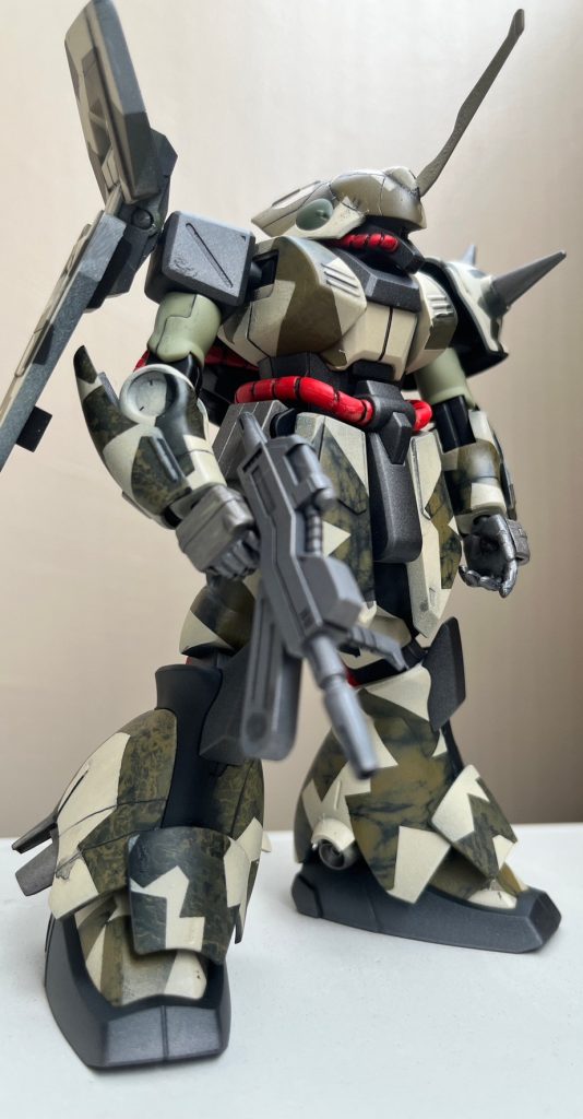 直線迷彩と曲線迷彩がいい感じ  失敗塗装やけど  最終的にいい感じ  盾は陸専用なので上半分をカット 