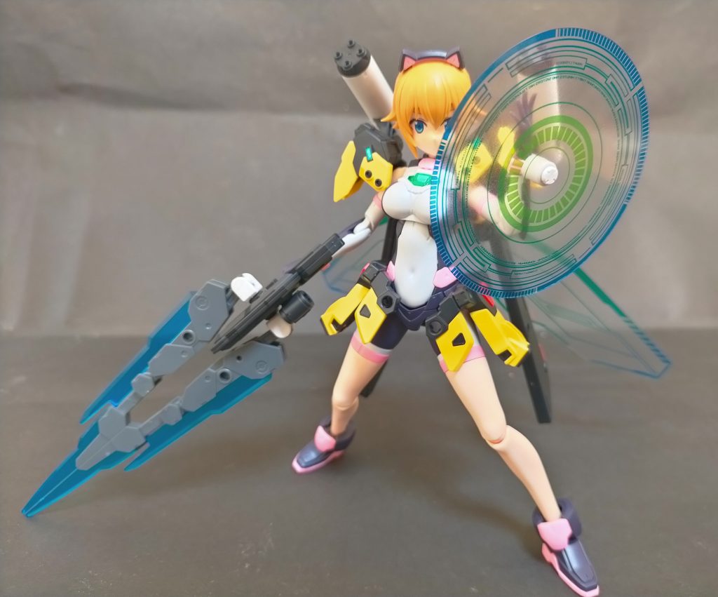 左腕にはサイバーエフェクトのサークルを装備。防御も抜かりなし!