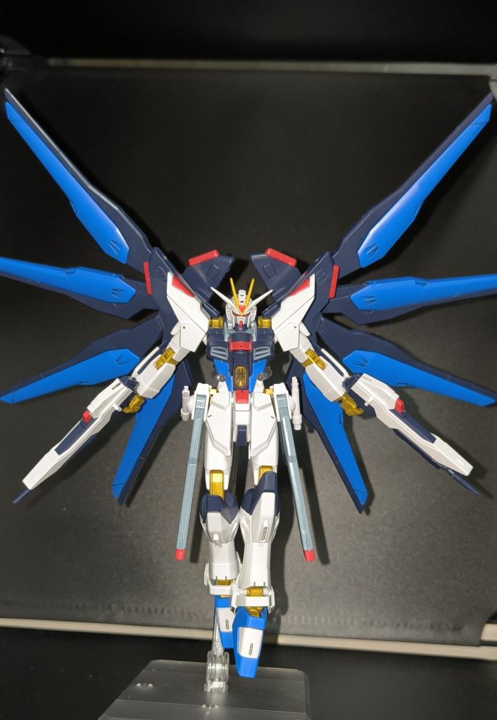 ライジングフリーダムのパーツはメット部分とツインアイのパーツを使用しています。フェイスパーツ、目元から口にかけての赤いパーツ、頬のグレイのパーツはHGCEストライクフリーダムの物です。