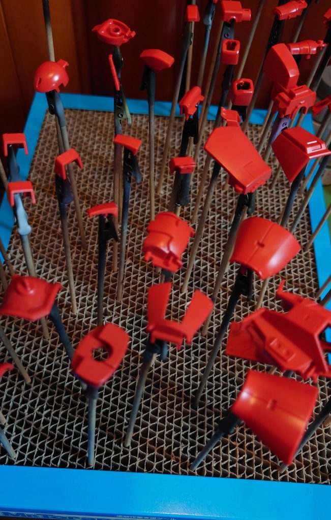 前後しますがこちら塗装前のメインカラーのパーツ。真紅さが弱い感じが…以上！人生初となるザクシリーズの制作でした。