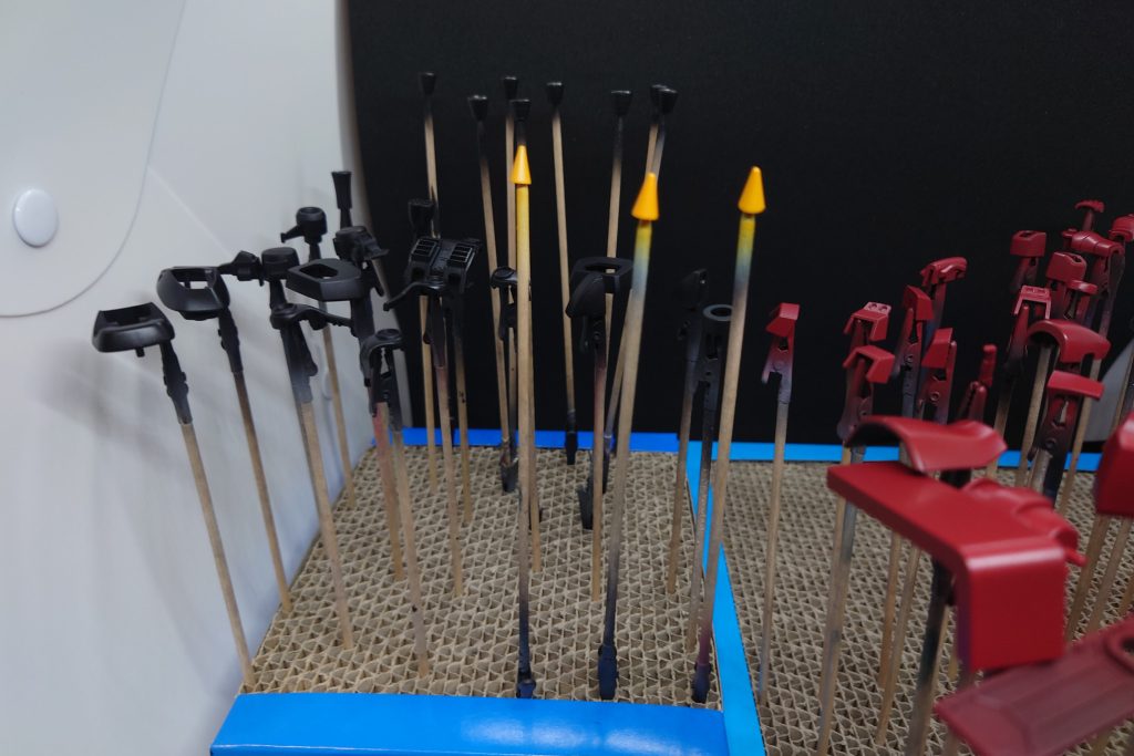 こちら全塗装が完了し撮影ブース内にて乾燥中の状態。黒色のパーツはブラックにシルバーをほんの少し混ぜ、ほんの少しのギラつき感を出すように仕上げてます。