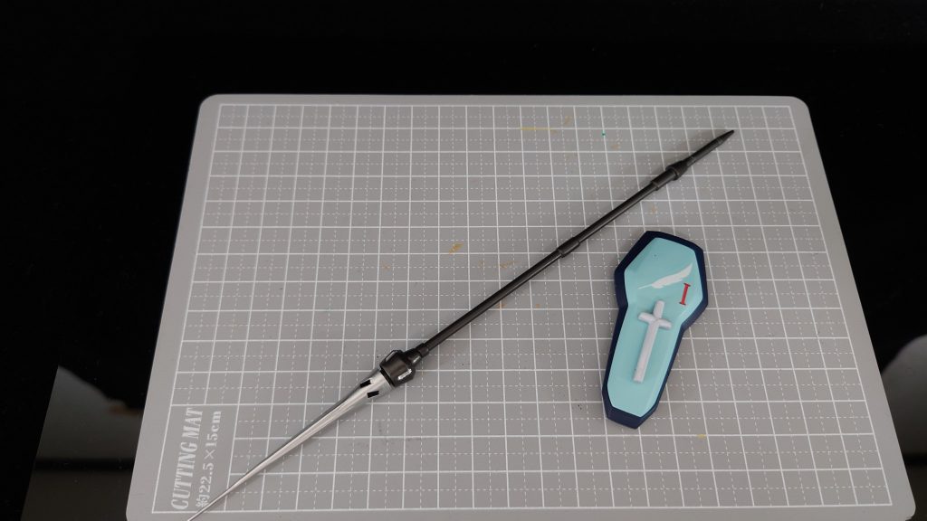 ランスは、ランナーなどを使い延長。シールドはHG Gセルフのものを使い、十字はランナーを加工して取り付けしています。