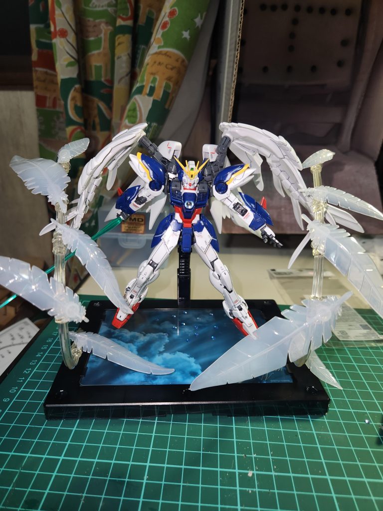 引きではこんな感じです。100均(DAISO)のキラキラシール?で、劇中に舞い落ちる青白い粒子?のようなものを土台に散らして表現してみました。相変わらずお目汚しでございますがいいね!、コメントを頂けると嬉しく思います☆