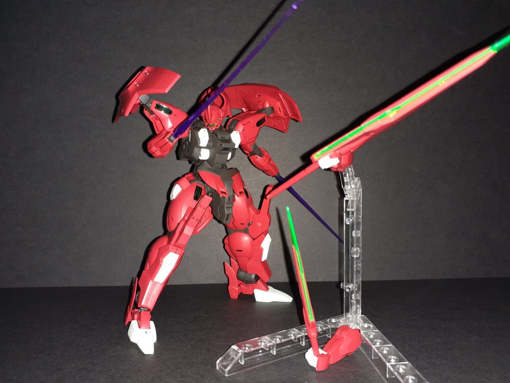 腕をドローンで飛ばすイーシュヴァラ。背部にマウントされてるビームサーベル腕はアニメでは緑だったのでこれは決闘用で本来の出力だと紫なのかも。