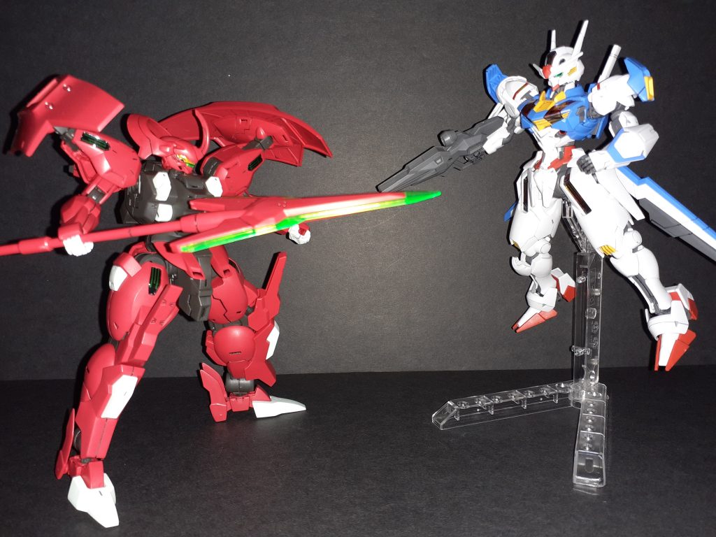 肩のシールド、アンビカ―も飛ばせるけどエアリアルのエスカッシャンに比べるとあくまで物理防御で謎バリヤーじゃないし防御力は低そう。