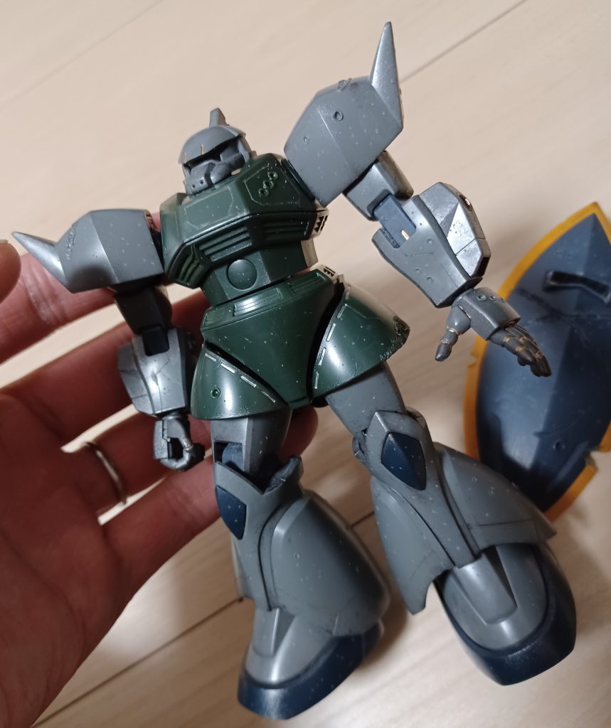 デブリが衝突して出来た無数の小傷も付けてダメージ加工の全体のバランスを見てみる。