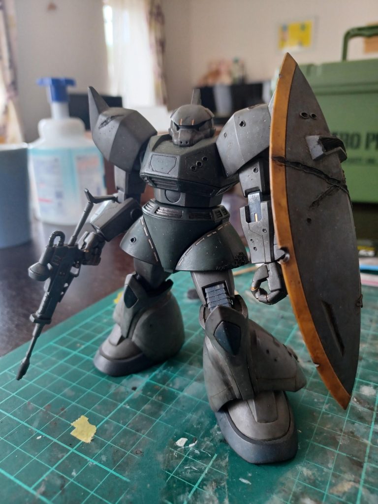 ゲルググは、とても大好きなMS。この量産型のカラーリングが、たまらなく好きなのだ♪バトル加工をするのに、わざわざハンダゴテも新しく買ったのだ(笑)自分が連邦軍の兵士になったつもりでゲルググにバトルダメージを与えていった。自分の思うままに作り上げていくのはガンプラ作りの醍醐味！