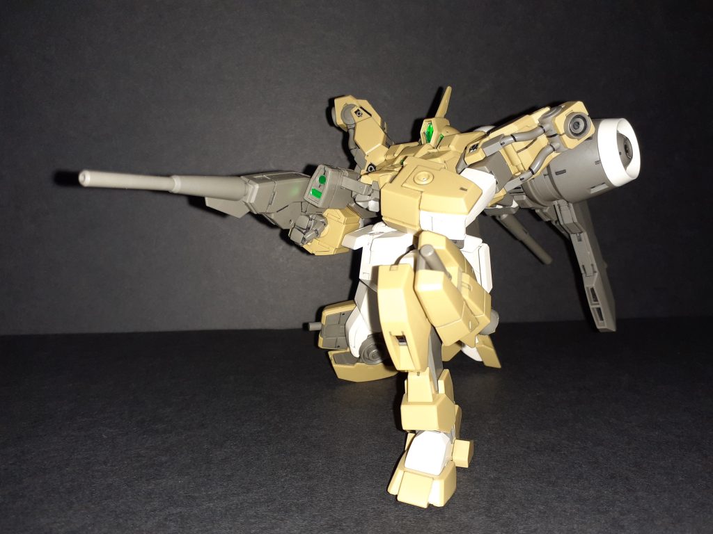 デザイン的制約で首がなく下を向けないので少し違和感がある