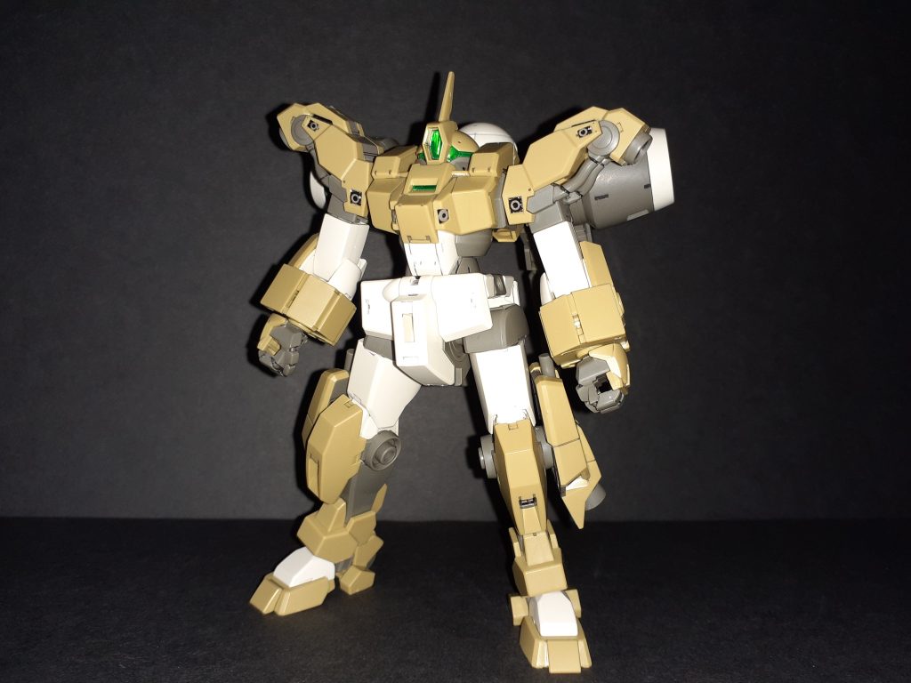 手首が大きい。やったのはメインカメラの裏に銀シール貼ってるくらい。