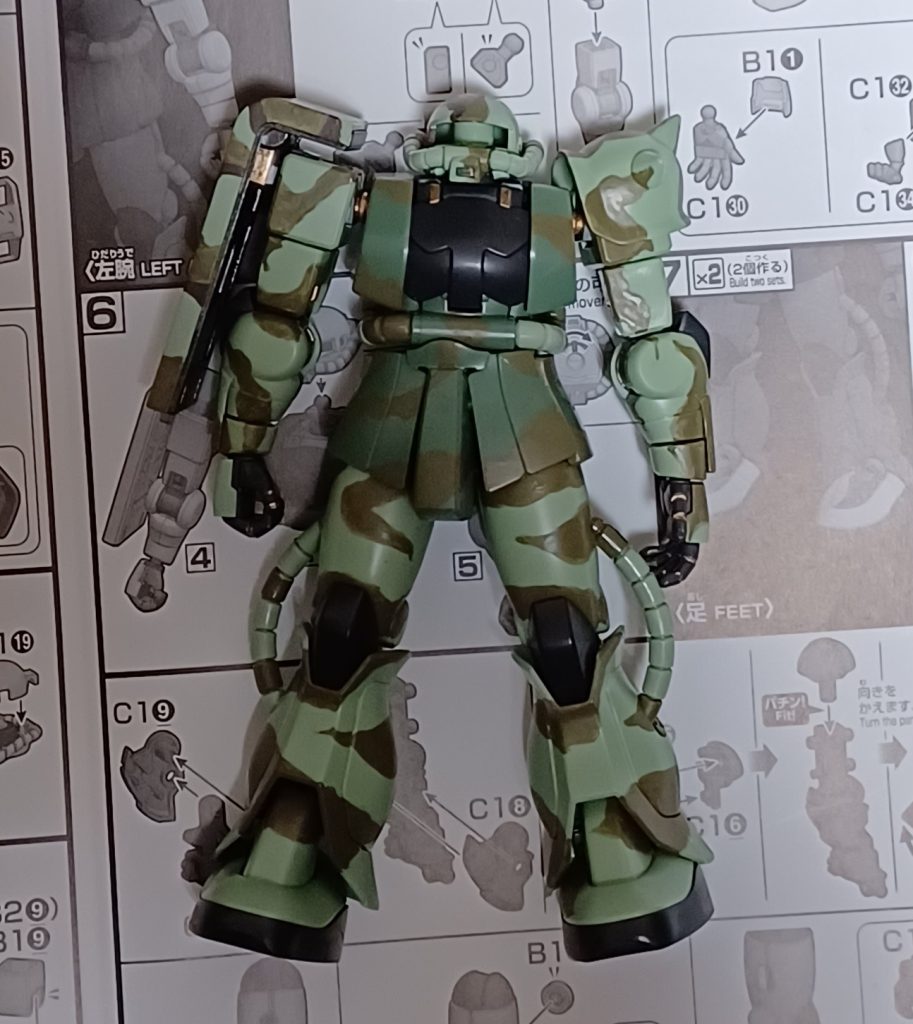 【迷彩第一段階】水性ホビーカラーのダークグリーン(H-73)で迷彩柄を筆で塗って一色目を塗り終えた状態。