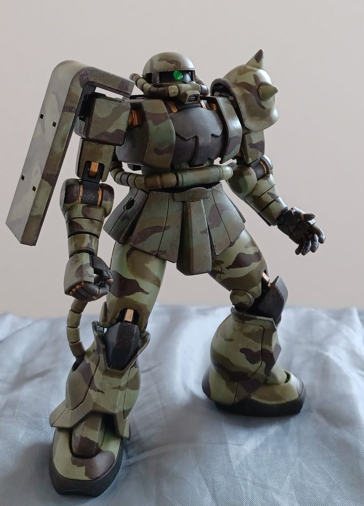 泥々汚れになる前のキレイなザク♪気合いを入れて左右対称にならないように足の迷彩塗装をしたのに泥まみれにするなら、拘って塗ることもなかったかも💧(泥で、せっかくの迷彩柄が見えなくなってしまうんですもの😭)そう考えると泥だらけにしてしまうことに暫くの間、躊躇してしまった💦何にせよ迷彩塗装に、泥汚れのウェザリングと初めて尽くしだったので作っていて、毎日楽しかった♪また、迷彩塗装したい(笑)!