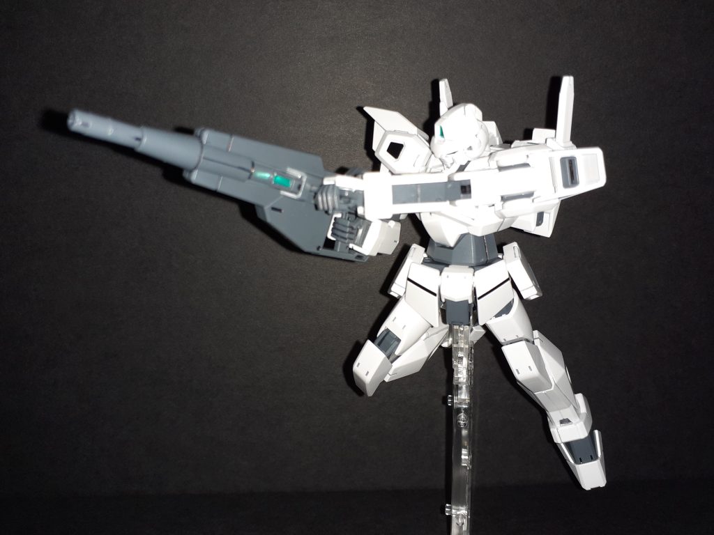 ライフルは両手持ち可能だけど、シールドが手持ち前提の作りだからシールドを手放さないとできないのが難点