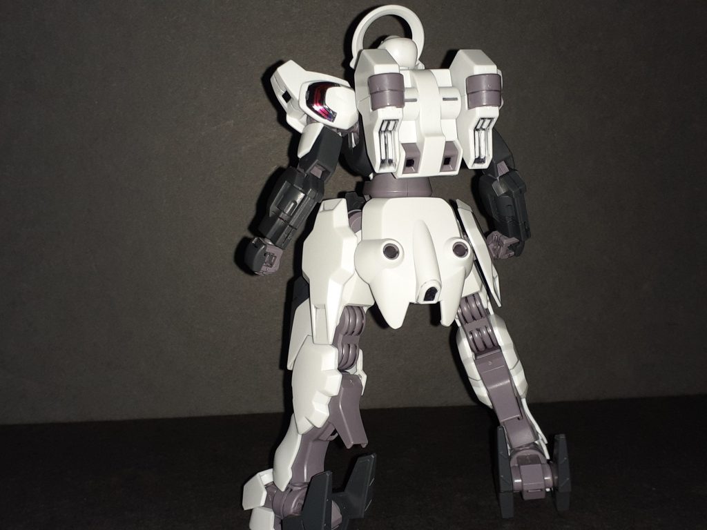 ジェターク社のMSらしさはあって、頭部の輪っかはダリルバルデに近いしハンドパーツは形状が同一だったり。