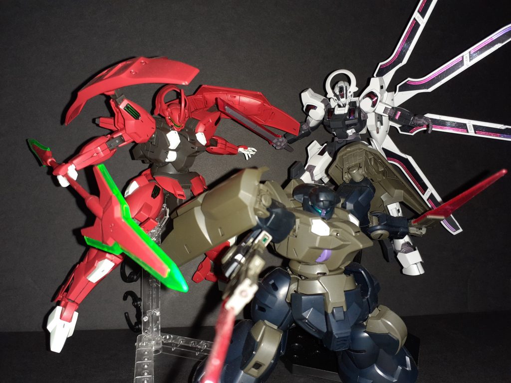 親子揃い踏み。水星MSは他の作品のMSと違いサイドアーマーが無い(かとても小さい)のが普通なのは面白いですね。