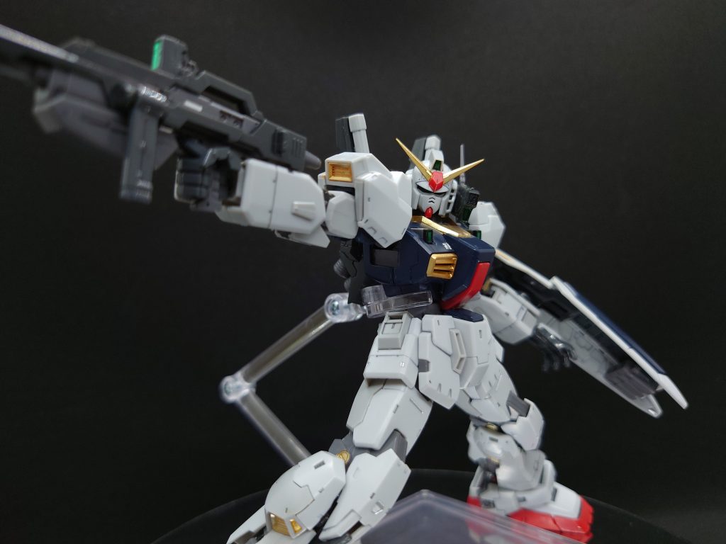 自分のコレの銃側の肩アーマーはちょっと外れやすいのため、射撃ポーズは限りあります…