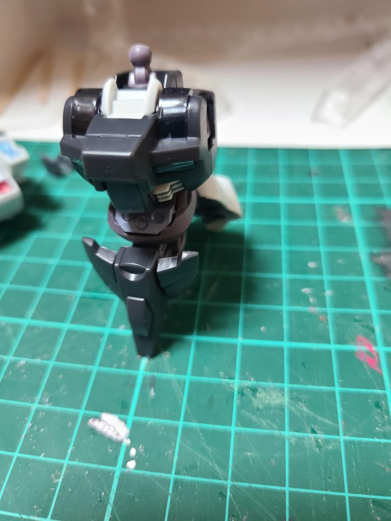 胴体だけ作った時。延長の為に胴体の内側にはめるボールジョイントを少し上にずらし、それで目立つ空いたスペースにランナーの切れ端とジャンクパーツでガンダムフレームみたいなシリンダーとかをでっち上げました。