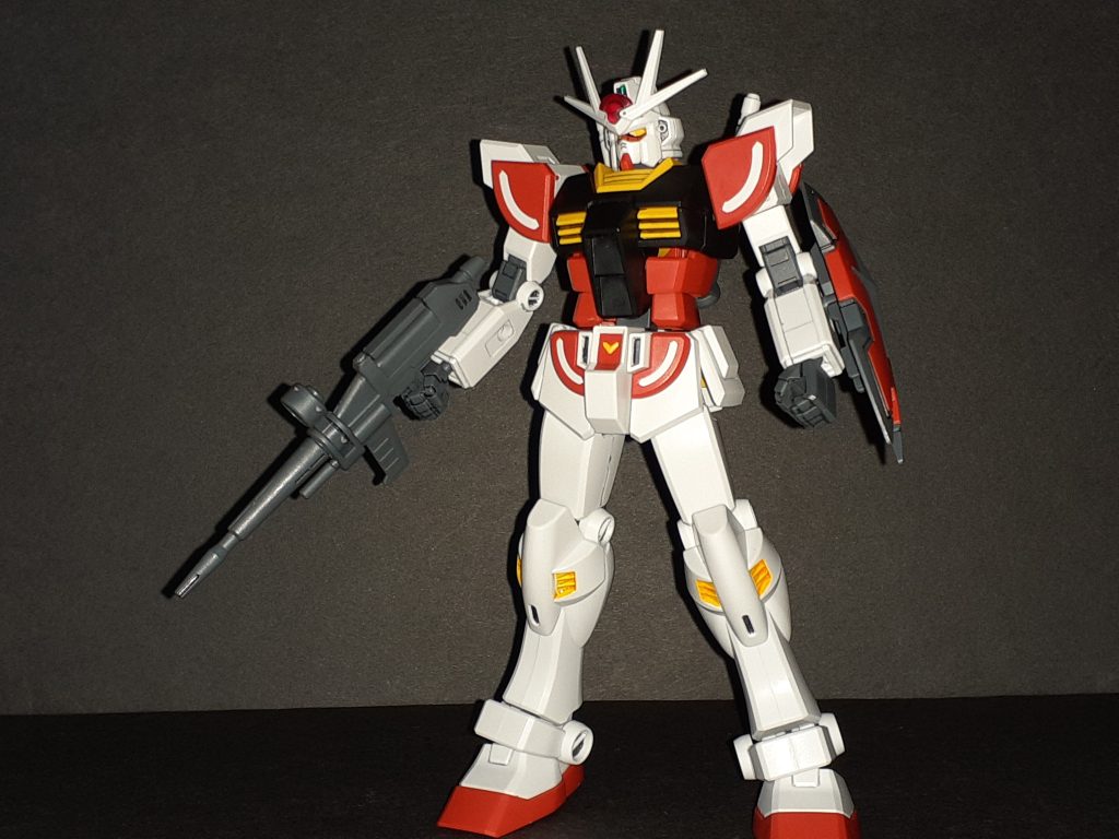 ビームサーベル付きバックパックとライフルのスコープの差し替えで弐式。