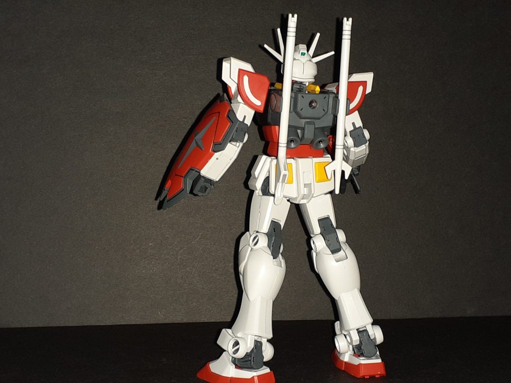 頭部前後のセンサーとライフルスコープに他のキットで余った緑シールを貼ってます。