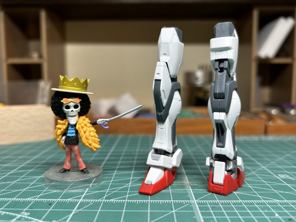 足首がスカスカな気がしたんでプラ板で太くしたり、アンクルアーマーの前面もプラ板でふさぎました😊