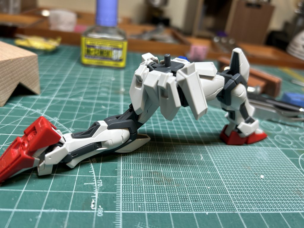 迷ったんですが、気になったのでリアアーマーも2㎜プラ棒で左右独立稼働できるようにしました😊