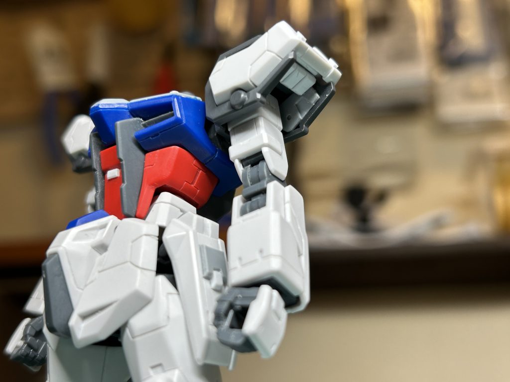 肩のパーツはモロに見えるところなので裏打ち的なモールドをくっつけました😊全体的には、なるだけ手数を少なく心がけてスジボリ追加しました😇