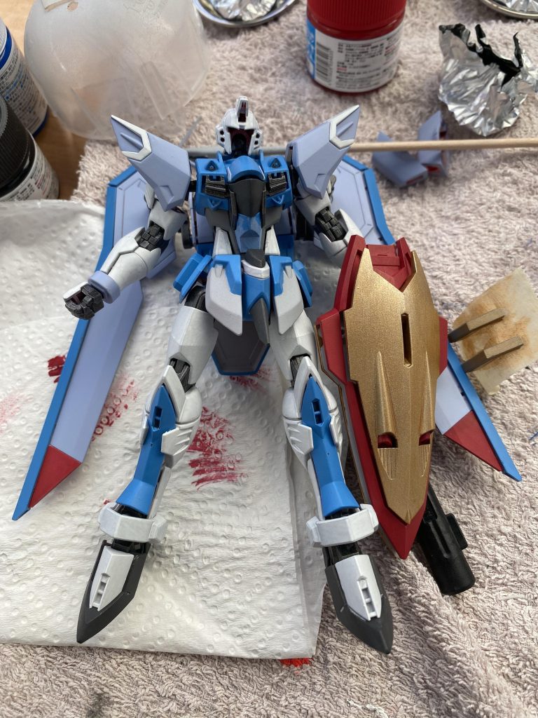 当初は(ギャンのリフターの色を見誤ったため)羽が明るい色で作っていました。胸や脛も水色でしたが、このあと映画本編のギャンのカラーに寄せて塗り直しました。