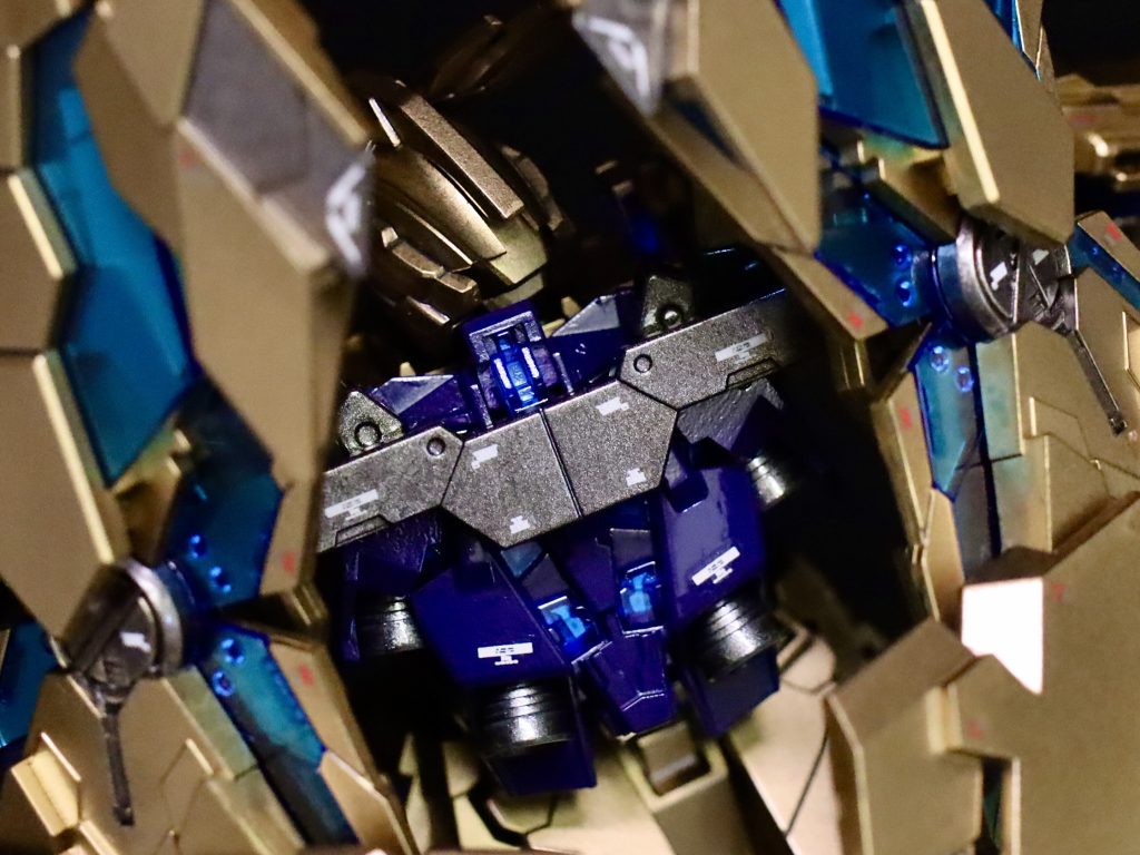 自分なりのオリジナリティということで、羽(DE)を懸架する背中のアーム部にそれっぽくデカールを貼りました。いろいろな作例を拝見した中でやってらっしゃる方がいなかったようなので。(笑)ご覧いただきありがとうございました。