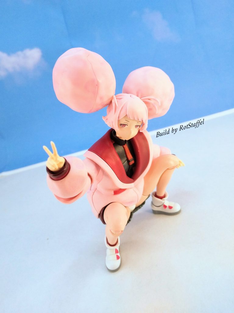 「魔改造は煩悩の妄想力のみで決まらず施工者の技量のみで決まらずただ、結果のみが真実」最後にもう１つ。少数派と思われる “缶スプラー” の為に共有。缶スプレーでも肌は塗れます。エアブラシ無いと無理ちゃうん…と私もずっと思っていましたが、今回肌を塗らないと何も始まらなかったのでタミヤ ピンクサフクレオス キャラクターフレッシュ１ウェザリングマスター フュギュア用で仕上げました。さすがにエアブラシのキメ細かい微妙な色合い表現には及びませんが、下にピンクサフを噴くだけでも肌の血色表現が段違いです。ちなみに、上着の淡いピンクも缶スプレー全塗装しています。ピンクサフ→白、襟はピンクサフ→シャアレッド、袖と裾はピンクサフ→マルーン。