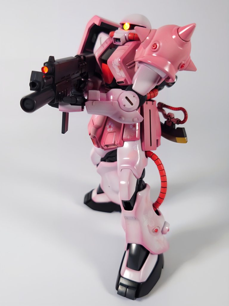 良〜〜〜〜〜〜く見ないとわからないですが(実物でははっきりわかるのに…)、ホワイト塗装後に桜の花びら型に切ったマスキングテープを使ってワンポイント塗装してます。濃い目の部分にはホワイト、白強めのとこにはちょっとピンクを足した薄紅色を使いました。