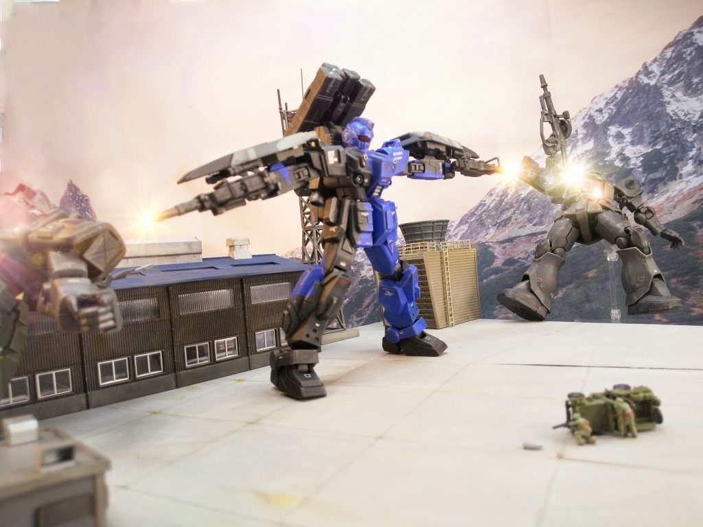 一つ!二つ!マシンガン二丁に予備弾倉二本。この規模の基地制圧ならば足りるハズだ。背中のロケットランチャーはこうも敵陣に入り込んでしまうと使う機会は乏しい。基地施設はなるべく壊すなと言われているし、いっそパージして軽くしたいが試作兵器を捨てて帰ると後で何を言われるかわかったもんじゃない。