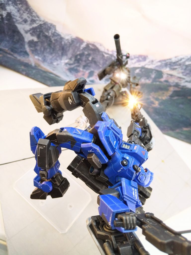 「甘いっ!」着地の反動を利用してそのまま後方宙返り。EXAMを起動したブルーはこんな芸当もやってのける。運動制御、火器管制、あらゆるシステムが書き替わっているようで通常時とは別の機体と言っていい。いったいどういうプログラムなのか興味はあるが…