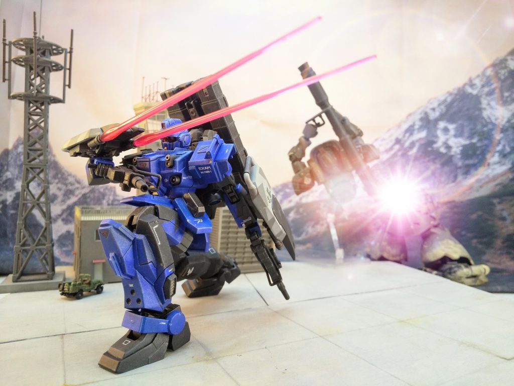 ビームソードをシールドに内蔵することで、銃を持ったまま格闘戦に対応できる。反面、シールドを失うとソードも失うが… ブルーの機動力なら元々シールドなど飾り程度。わざわざ持ち替える手間が無いので即座に使えて好感触だ。