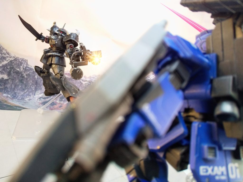 直感的に、コイツは長引かせると面倒だと思った。じっくり手合わせしてみたい気はするが、既に作戦想定時間のリミットが近い。評価試験隊モルモットの任務は、敵の殲滅よりもデータ収集と生還が第一だ。サッサと切り上げて撤収の頃合いだが、…そう簡単にいく相手でも無さそうだ。どうしたものか…