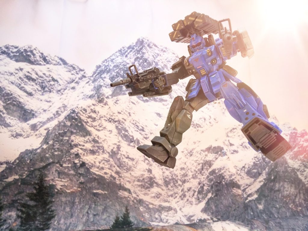 言わんこっちゃない。あれでは見つけてくれと言っているようなものだ。すぐに崖を飛び降り、太陽を背にして麓の敵基地へ向けてバーニアを焚く。しかし敵の狙撃手、凄い腕だ… あちらには難しい状況なのに紙一重の狙いだった。むやみに二射目を撃ってこなかったのも熟練を感じる。どこに居る? ≪EXAM 起動≫自分で起動したのか、勝手に立ち上がったのか覚えていない。自分の力なのか、EXAMの力なのか。この “力” を存分に振るえる相手に出遇えるかもしれないと気持ちが昂る。