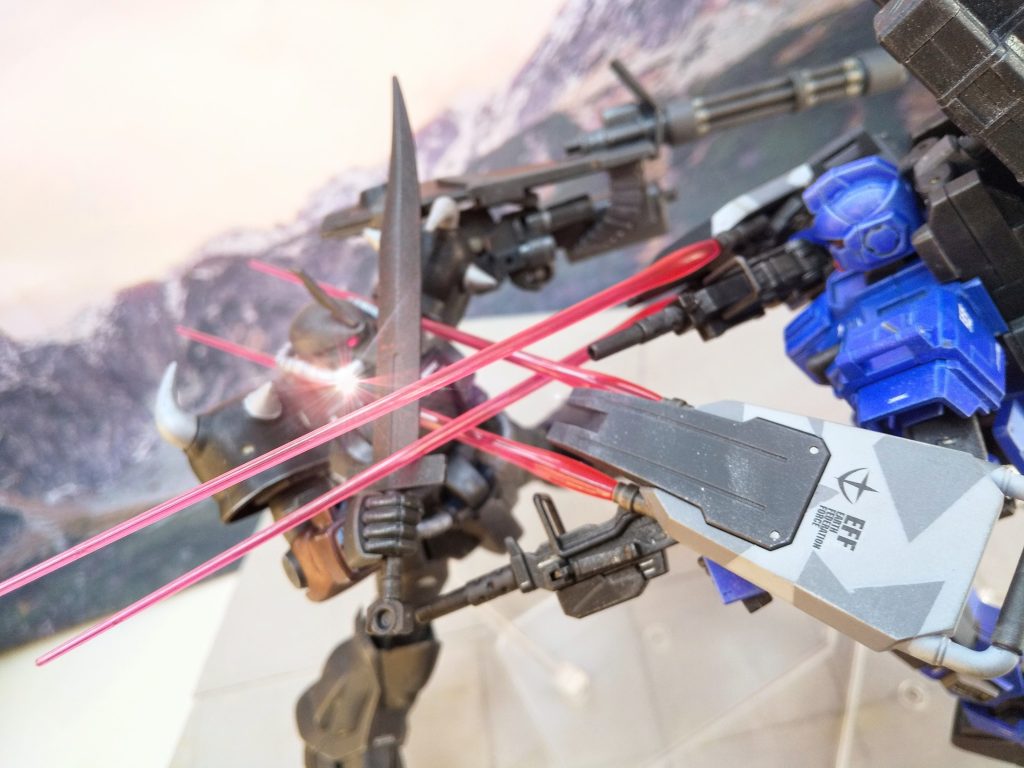 4本でどうだ!予想外の攻撃に狼狽えたのか、ビームの刃がグフの首筋を貫いた。シールド内蔵に伴いエネルギーカートリッジ式に改造されたものだからこそ出来る芸当、普通ならばこんな数を同時に出力すると数秒でジェネレータがダウンするだろう。ビーム兵器のノウハウに関しては連邦に大きなアドバンテージがある。