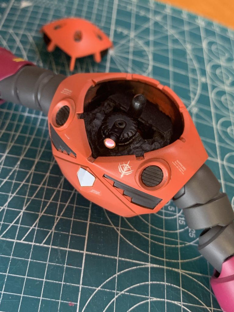 モノアイ可動部分はMGザクのパーツを組み込んでいます。