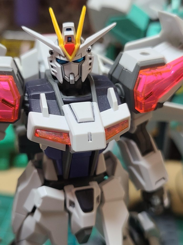 頭部だけ完成してた時。イケメンフェイス過ぎて近くにあったエクシードギャラクシーに付けてみた時。