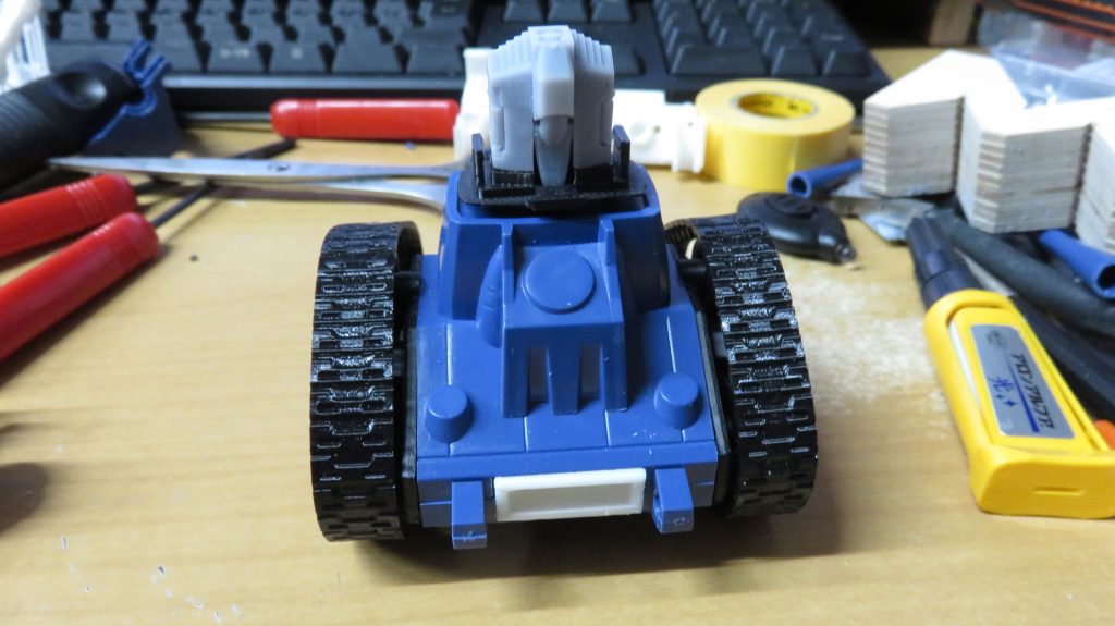 コアファイターを組み込めるようにコアファイターのノズル部分にマグネットを組み込み、Bパーツときっちりと引っ付くようになっていますBパーツとAパーツもしくはコアファイターの接続部はボールジョイントで回転、若干の傾斜できるようにしましたこれで上半身を回転させることが出来ます