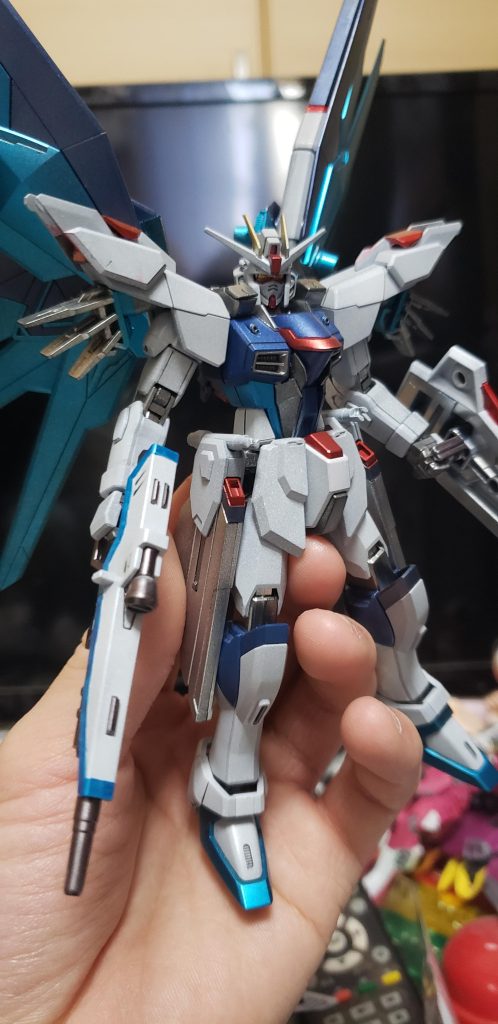 いよいよ完成!!(にする予定だった)けどもなんか肩が異様にごついせいで後ろが寂しくなったなあと感じたので急遽半壊状態のストフリのバックパックを付け足すことにしました