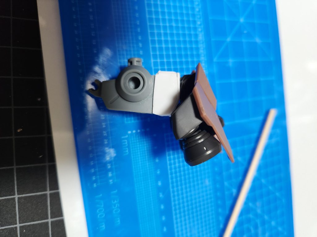 腰部ブースターの接続部元々の腰アーマーの接続部をレジンで複製してプラ板で箱組み適当なC字ジョイントを接着してブースターを接続