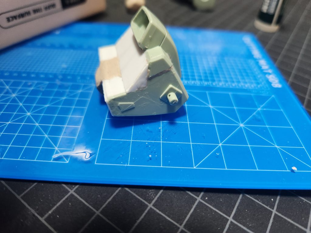 外見的にはほぼ無影響だが背中のバックパックを分割最初はバックパックを別機体のものと交換しようと考えていたので分割したが、結局そのまま使ったのであまり意味がなかった結果的に背中のシルエットが少しシュッとした気がする