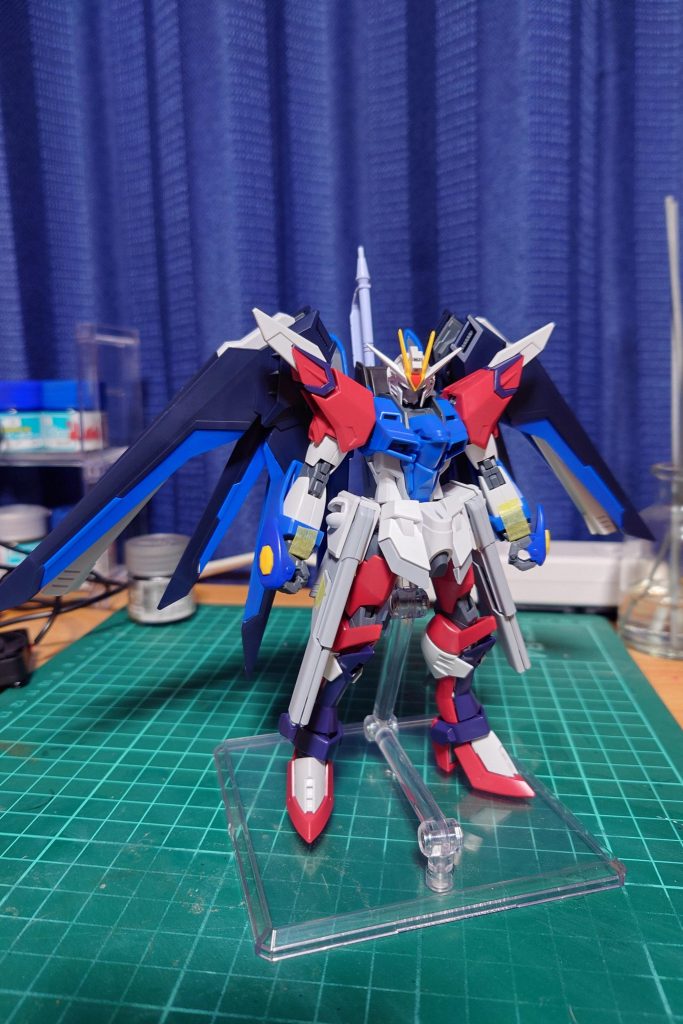 もとは肩がイモータルジャスティスでしたがフリーダム感が遠退いてしまったため現行になりました。アロンダイトの取り付け部分が完成品だと上下逆になっており接着時の凡ミスです…。マウント時にアロンダイトが自己主張しなくなったから個人的には結果オーライ。