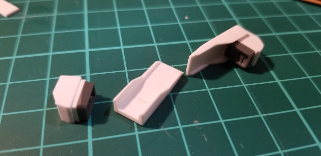 ふくらはぎのスラスタープラ版をコの字に組んで削り出しました。スラスターMSGのものを使用